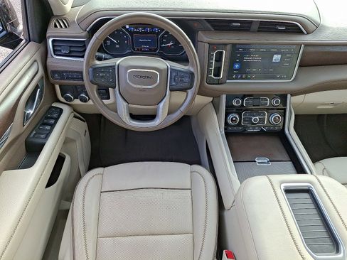 Used 2021 GMC Yukon Denali w/ Denali Premium Package image 11
