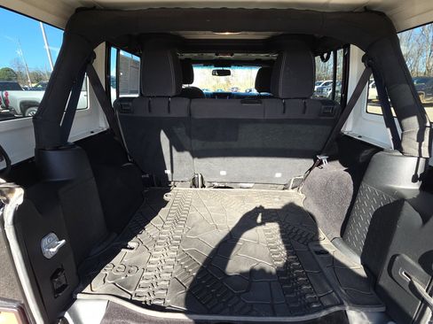 Used 2017 Jeep Wrangler Unlimited Rubicon w/ Max Tow Package image 31