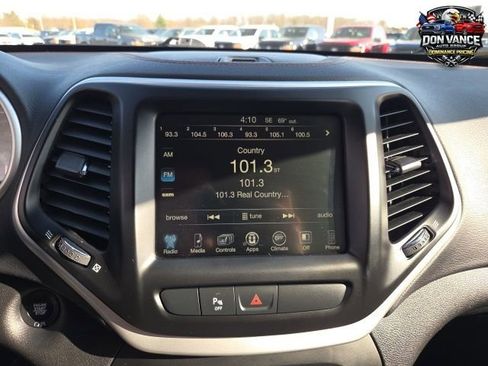 Used 2018 Jeep Cherokee Limited FWD image 19