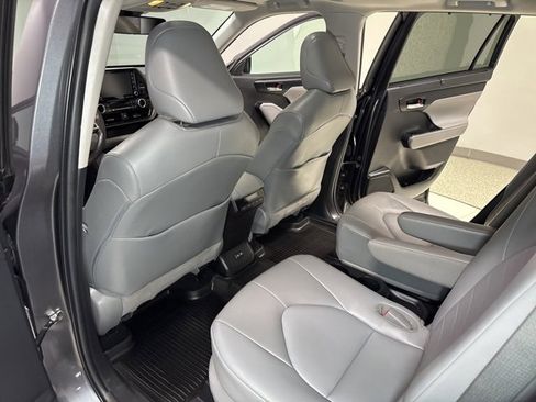 Used 2022 Toyota Highlander XLE image 26