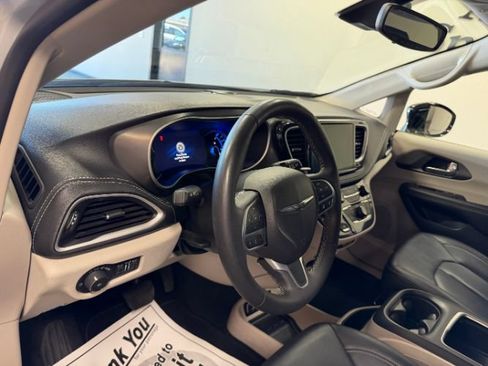 Used 2024 Chrysler Pacifica Limited FWD image 13