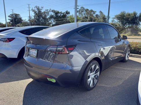 Used 2023 Tesla Model Y Long Range AWD/4WD image 31