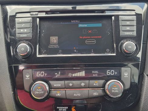 Used 2018 Nissan Rogue SV image 10