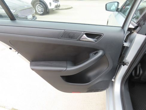 Used 2012 Volkswagen Jetta SE FWD image 18