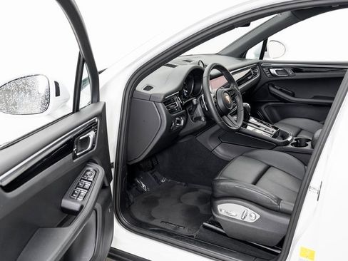 Used 2025 Porsche Macan image 7
