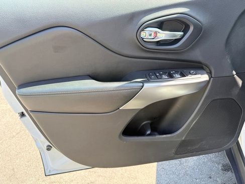 Used 2019 Jeep Cherokee Latitude Plus AWD/4WD image 23