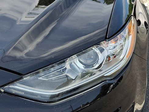 Used 2020 Ford Fusion SE FWD image 4