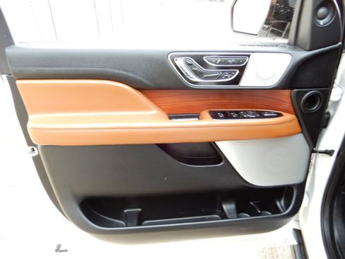 Used 2019 Lincoln Navigator Reserve image 23