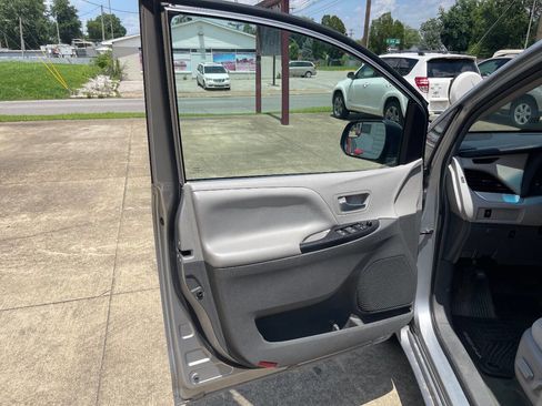 Used 2016 Toyota Sienna LE image 7