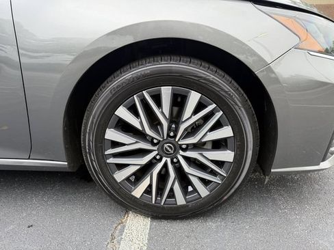 Used 2025 Nissan Altima 2.5 SV FWD image 40