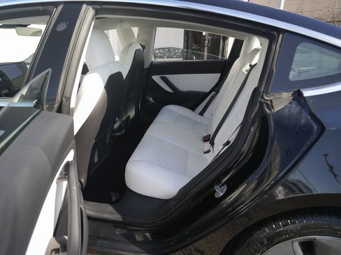 Used 2018 Tesla Model 3 Performance image 24