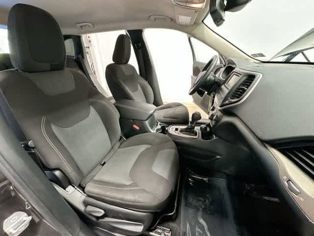 Used 2016 Jeep Cherokee Latitude w/ Cold Weather Group AWD/4WD image 20