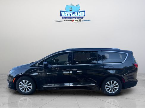 Certified 2019 Chrysler Pacifica Touring-L FWD image 2