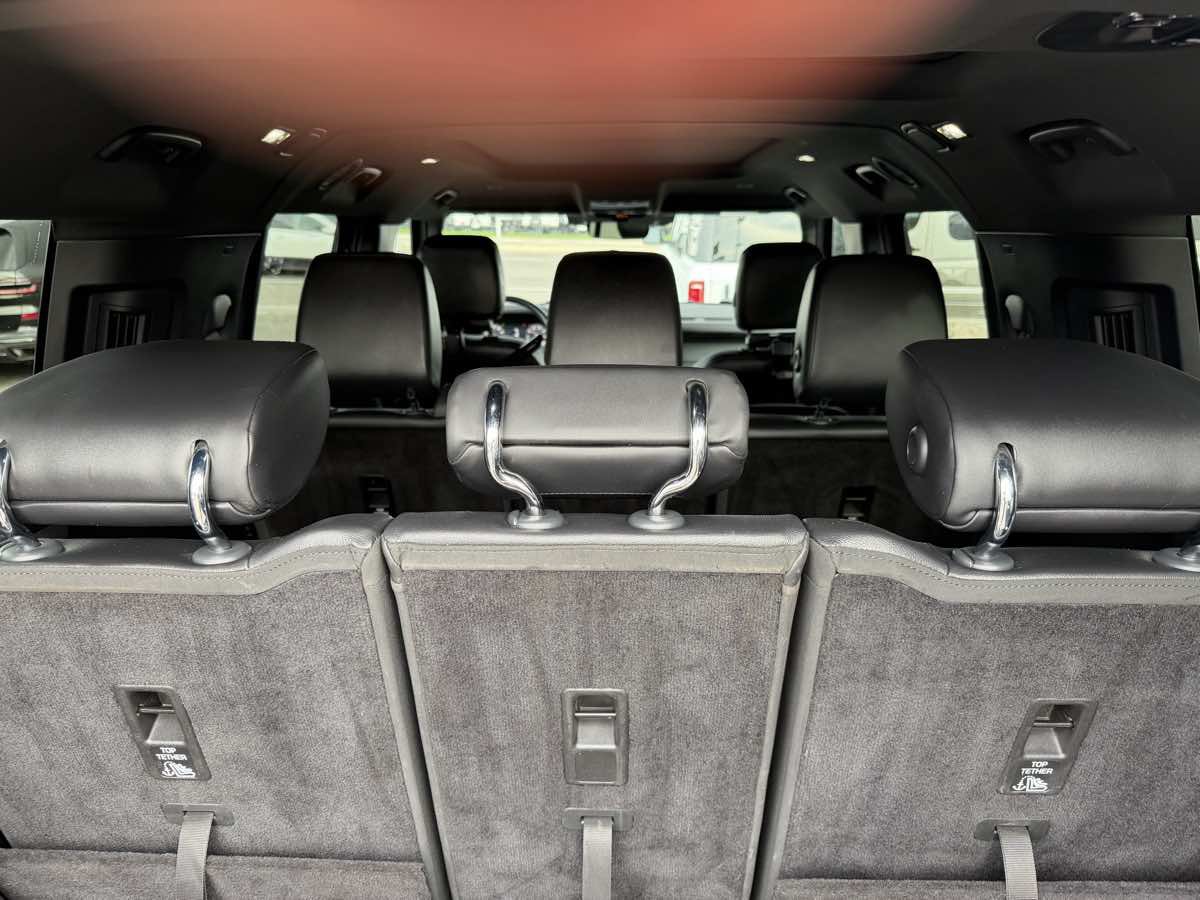 Used 2024 Land Rover Defender 130 X-Dynamic SE AWD/4WD image 18