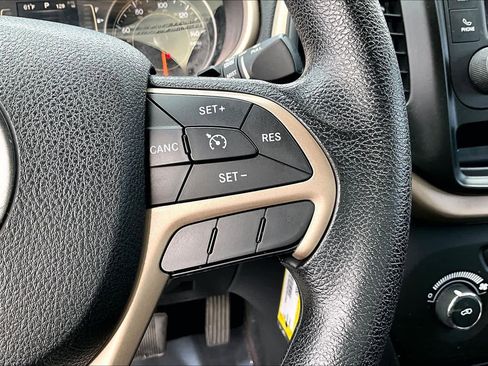 Used 2016 Jeep Cherokee Sport image 22