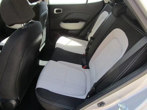Used 2025 Hyundai Venue SEL FWD image 12