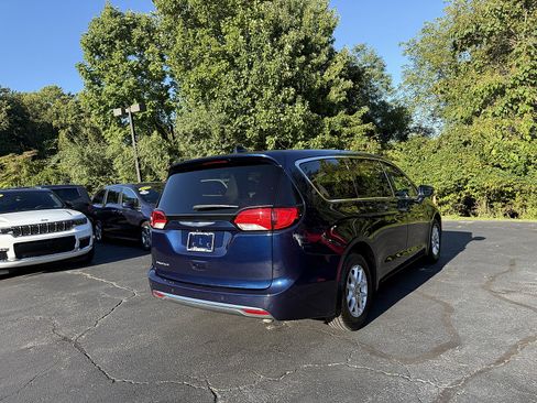 Used 2020 Chrysler Pacifica Touring FWD image 6