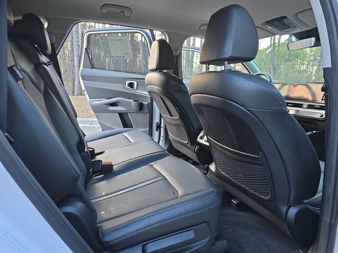 Used 2024 Kia Sorento S image 11
