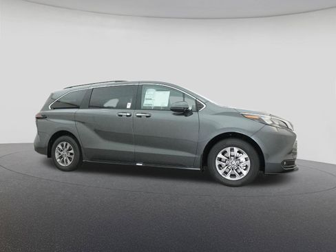 New 2025 Toyota Sienna XLE image 20