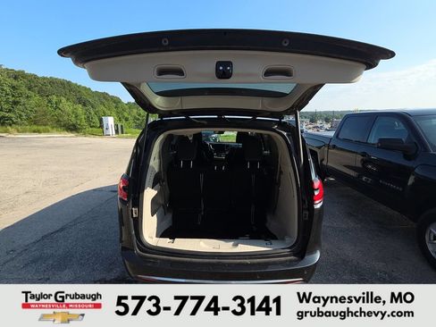 Used 2023 Chrysler Pacifica Touring-L FWD image 14