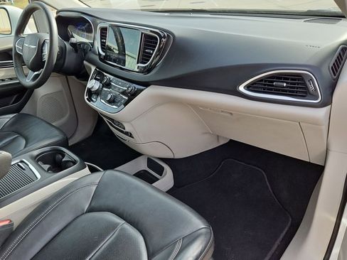 Used 2022 Chrysler Pacifica Touring-L image 19