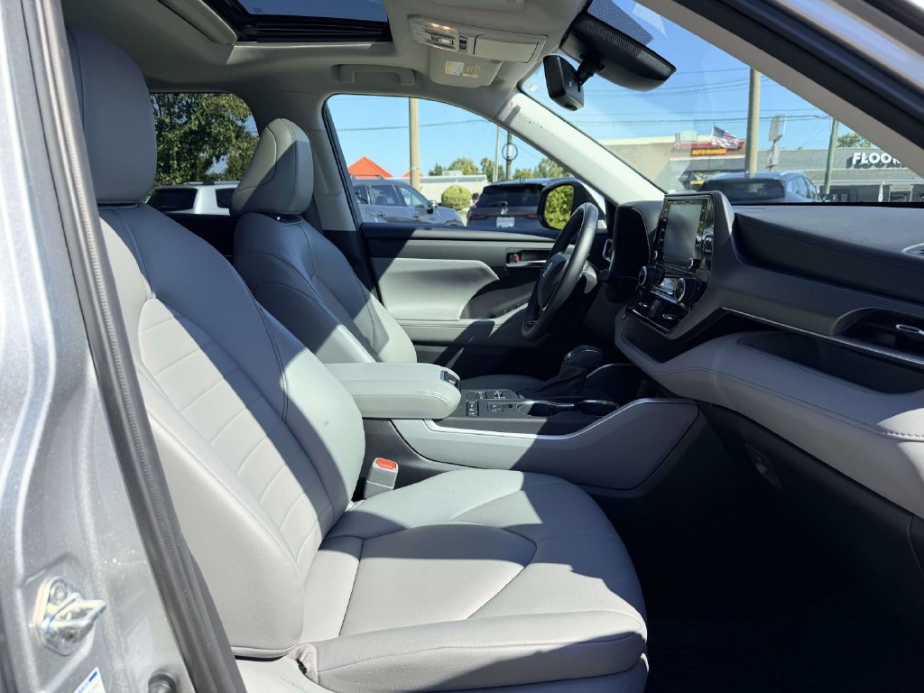 Certified 2021 Toyota Highlander XLE AWD/4WD image 13