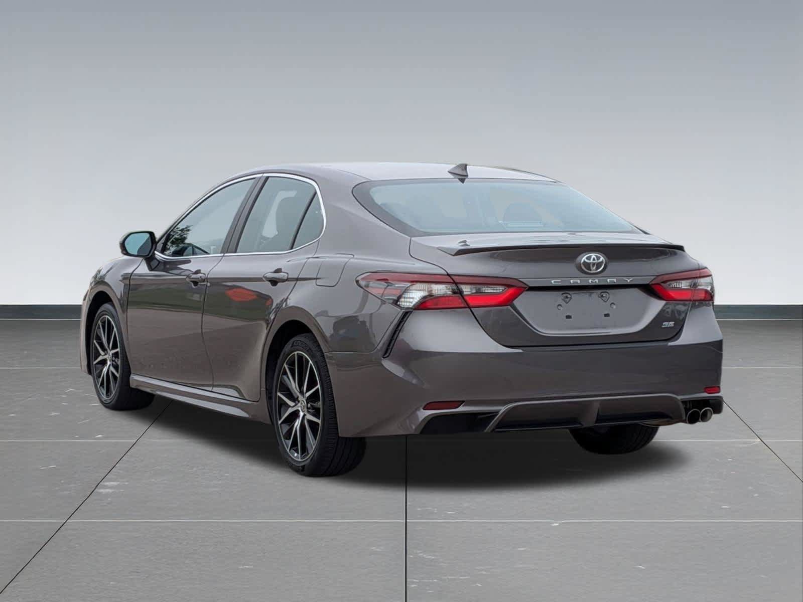 Used 2023 Toyota Camry SE w/ Cold Weather Package FWD image 4
