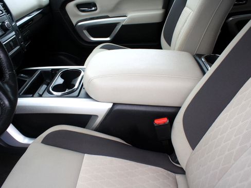 Used 2022 Nissan Titan SV w/ SV Convenience Package image 32