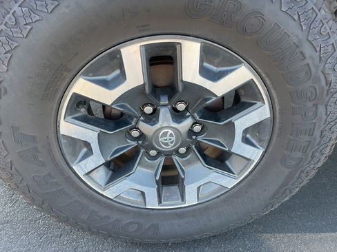 Used 2023 Toyota Tacoma TRD Off-Road w/ Technology Package RWD image 9