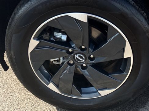 Used 2025 Nissan Rogue SV image 8