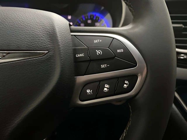 Used 2025 Chrysler Pacifica Select FWD image 34