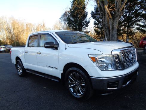 Used 2018 Nissan Titan SV w/ SV Convenience Package image 3