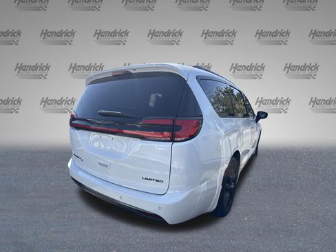 Used 2025 Chrysler Pacifica Limited FWD image 8