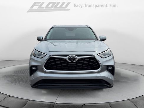 Certified 2025 Toyota Highlander XLE image 2