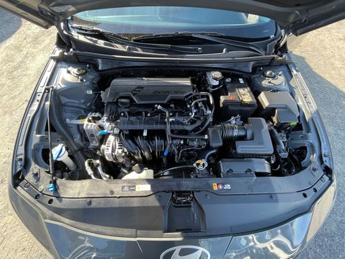 Used 2025 Hyundai Elantra Limited image 34