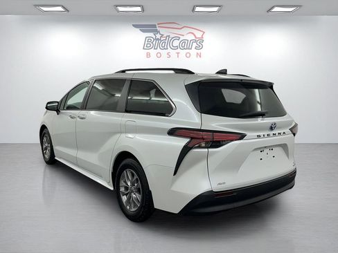 Used 2022 Toyota Sienna XLE AWD/4WD image 6