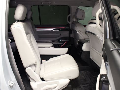 Used 2022 Jeep Grand Wagoneer Series I AWD/4WD image 16