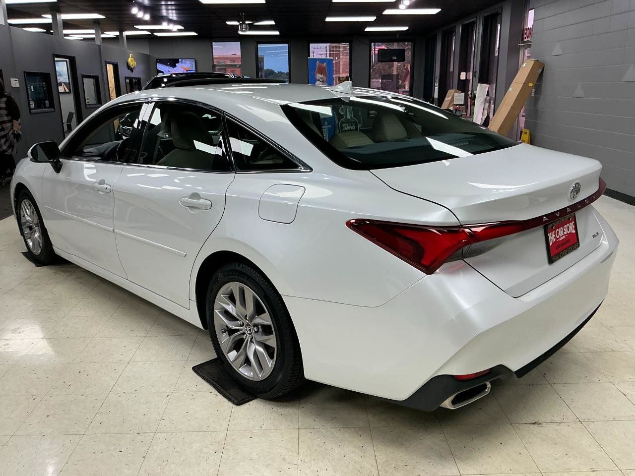 Used 2019 Toyota Avalon XLE w/ Moonroof Package FWD image 4