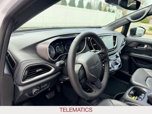 New 2026 Chrysler Pacifica Select AWD/4WD image 16