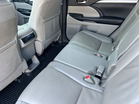 Certified 2019 Toyota Highlander XLE AWD/4WD image 12