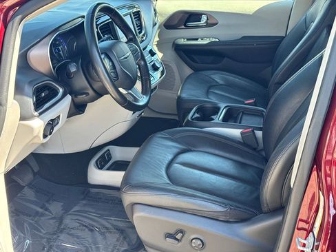 Used 2019 Chrysler Pacifica Touring-L FWD image 9
