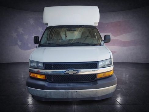 Used 2018 Chevrolet Express 3500 w/ Driver Convenience Package RWD image 7