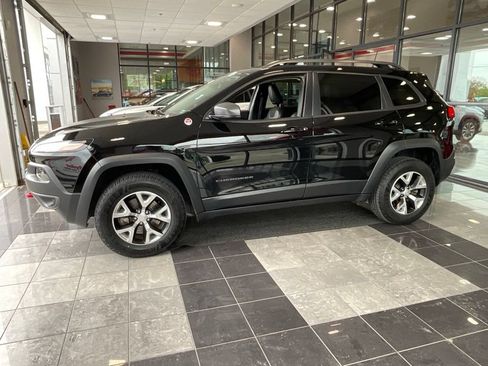 Used 2018 Jeep Cherokee Trailhawk AWD/4WD image 3
