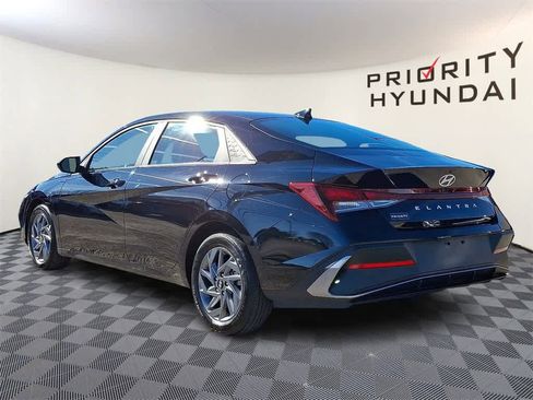 Used 2024 Hyundai Elantra SEL image 6