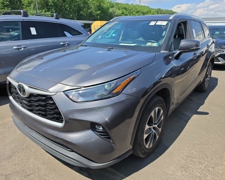 Used 2024 Toyota Highlander XLE FWD image 5