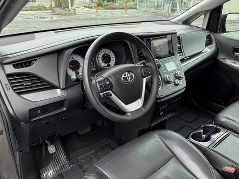 Used 2016 Toyota Sienna SE Premium image 14