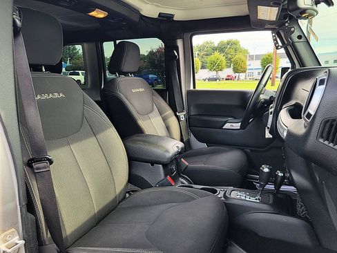 Used 2016 Jeep Wrangler Unlimited Sahara w/ Connectivity Group AWD/4WD image 16