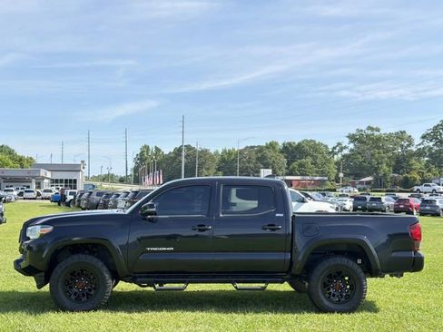 Used 2022 Toyota Tacoma SR5 w/ Technology Package AWD/4WD image 11