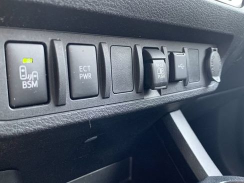 Used 2022 Toyota Tacoma SR5 w/ Technology Package RWD image 11