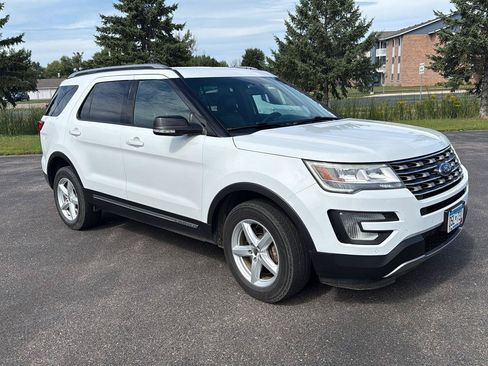 Used 2017 Ford Explorer XLT w/ Equipment Group 202A AWD/4WD image 7